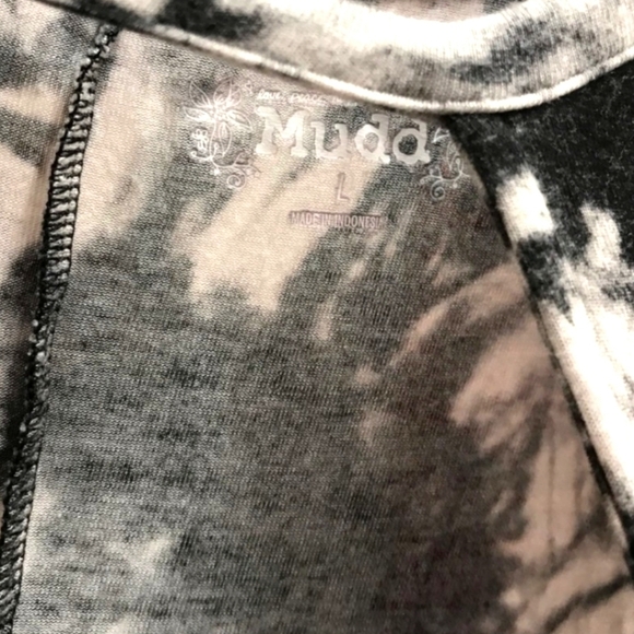 🔖FINAL SALE MUDD Black and White Tie Dye Flowy Top - Picture 8 of 8